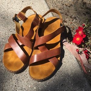 Chaco’s women’s wayfarer sandal (practically new)